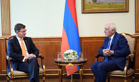 
Президент Ваагн Хачатурян провёл прощальную встречу с Чрезвычайным и Полномочным Послом Нидерландов в Армении Николасом Шермерсом