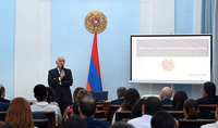 Le président Vahagn Khatchatourian a donné une conférence aux participants du programme éducatif de l'École d'études politiques d'Erevan