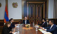 Le Président Vahagn Khatchatourian tient une réunion de travail avec le gouverneur de la région de Syunik, Robert Ghukasyan