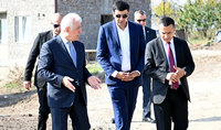 
Le Président Vahagn Khatchatourian a visité le village de Nerkin Khndzoresk