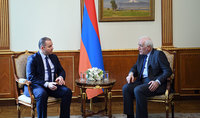 
Le président Vahagn Khatchatourian reçoit le ministre de l'économie Vahan Kerobyan