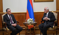 
Президент Ваагн Хачатурян встретился с главой делегации Евросоюза в Армении Василисом Марагосом