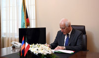 Президент Ваагн Хачатурян сделал запись в книге соболезнования, открытой в посольстве Кувейта в Армении