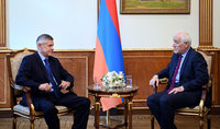 Le président Vahagn Khatchatourian reçoit l'ambassadeur de Grèce en Arménie Evangelos Tournakis