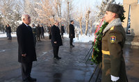 
По случаю 32-й годовщины образования Вооружённых сил Президент Ваагн Хачатурян посетил военный пантеон «Ераблур»