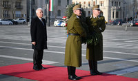
Le Président Vahagn Khatchatourian a visité la Place des Héros à Budapest