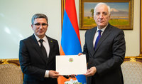 
Президент Ваагн Хачатурян принял посла Туркменистана в Армении Мухаметгельди Аязова