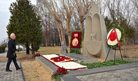 
Президент Ваагн Хачатурян посетил военный пантеон «Ераблур» по случаю 65-летнего юбилея Вазгена Саркисяна