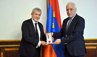 President Vahagn Khachaturyan presented a high award to astrophysicist, Co-founder of Starmus Garik Israelian
