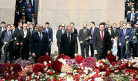 Le président Vahagn Khatchatourian a rendu hommage à la mémoire des victimes du génocide arménien à Tsitsernakaberd