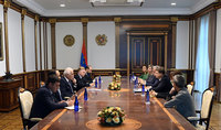 
Президент Ваагн Хачатурян принял делегацию, возглавляемую исполнительным вице-президентом, комиссаром Европейской комиссии по торговле Валдисом Домбровскисом
