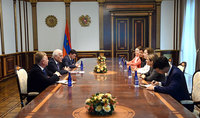 Le président Vahagn Khatchatourian a reçu l'ambassadrice des États-Unis en Arménie Christina Kvien et la chef du bureau de Washington du Corps américain de la paix, Carol Spahn