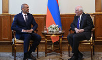 Le président Vahagn Khatchatourian a reçu le nouveau chef du Bureau du Conseil de l'Europe en Arménie, Maxime Longangué.