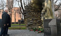 
Le pr&eacute;sident Vahagn Khatchatourian a d&eacute;pos&eacute; des fleurs au m&eacute;morial Action et r&eacute;action