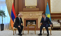 Le pr&eacute;sident Vahagn Khatchatourian arrive &agrave; Astana pour une visite de travail
