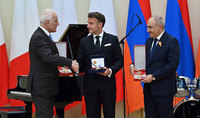 The President of the Republic awarded the Order of Glory to the President of France