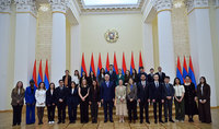 Le Pr&eacute;sident Vahagn Khatchatourian a rencontr&eacute; les participants au programme Yerevan Dialogue Young Fellows 2026