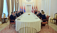 Un d&icirc;ner officiel a &eacute;t&eacute; organis&eacute; au nom du Pr&eacute;sident Vahagn Khatchatourian en l'honneur du Pr&eacute;sident de la R&eacute;publique de Lettonie, Edgars Rinkēvičs, en visite officielle en Arm&eacute;nie