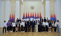 Le Pr&eacute;sident Vahagn Khatchatourian a rencontr&eacute; un groupe d'&eacute;coliers issus de diff&eacute;rentes communes de la r&eacute;gion de Shirak