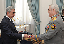 Серж Саргсян присвоил группе сотрудников Полиции РА при Правительстве РА высшие звания и медали Республики Армения