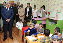 Серж Саргсян посетил детский сад-интернат № 141 общины Шенгавит и пищевой комбинат «Арарат»