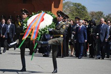 Президент Серж Саргсян посетил Мемориальный комплекс Сардарапатской битвы