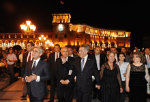 Президент Серж Саргсян и Президент Австрийской Республики Хайнц Фишер совершили прогулку по Площади Республики