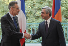 По случаю Национального праздника Франции Серж Саргсян посетил посольство Франции в Армении