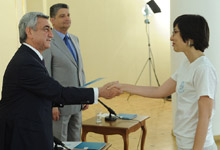 President Serzh Sargsyan met with the students who have won fellowships from the Luys Foundation