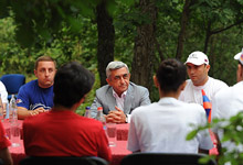 Президент присутствовал на церемонии закрытия всеармянского молодежного слета «Базэ-2012» в Цахкадзоре 