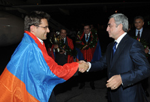 President Serzh Sargsyan met in the airport the members of the Armenian Chess team who have won the title of the World Champions at the World Chess Olympiad 