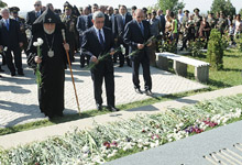 Президент Серж Саргсян посетил воинский пантеон «Ераблур» 
