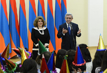 Ամանորի և Սուրբ Ծննդյան տոների առթիվ, Նախագահ Սերժ Սարգսյանը և տիկին Ռիտա Սարգսյանը հյուրընկալել են մայրաքաղաքի և մարզերի բազմաթիվ երեխաների