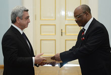 Президенту Сержу Саргсяну вручил свои верительные грамоты новоназначенный посол Замбии в Армении Фредерик Шумба Хапундай