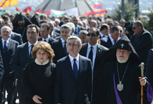 Серж Саргсян в связи с 98-й годовщиной Геноцида армян посетил Цицернакаберд