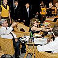 Президенты РА и РФ и их супруги в одном из ереванских кафе в рамках государственного визита Президента РФ в Армению
