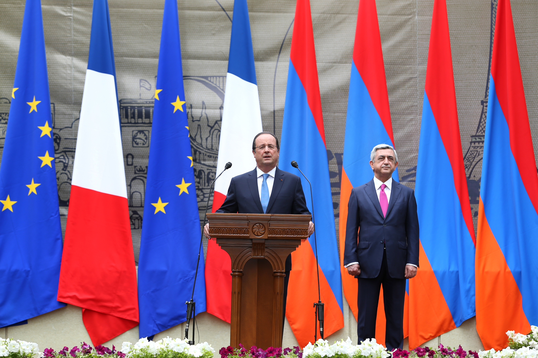 Ереван франция. Армения Франция. Флаг Армении и Франции. Франция и Армения Дружба. Флаг Франции и ареинии.