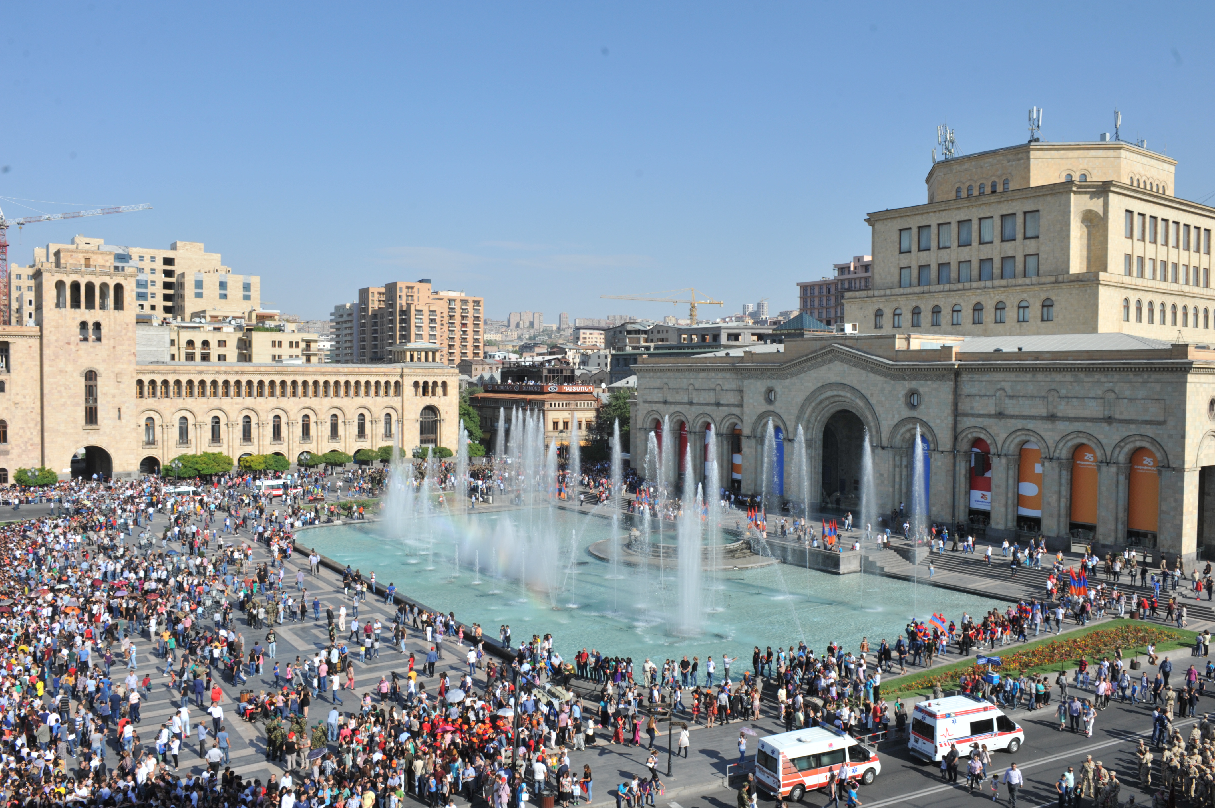 Иди ереван. Площадь Республики Ереван. Армения Ереван площадь Республики. Центральная площадь Еревана. Площадь независимости Ереван.