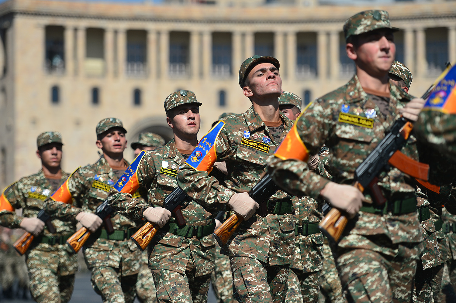 Армения войска к границе. Армения hay Zinvor. Солдат вс Армении. Армянская армия на параде. Военнослужащий вс Армении.