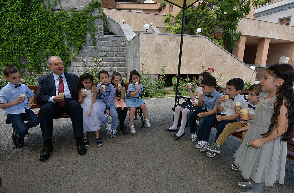 Ереван с детьми. Ереван дом ребенка. Дети президента Армении. Культ детей в Армении. Армянский детский дом Крым.
