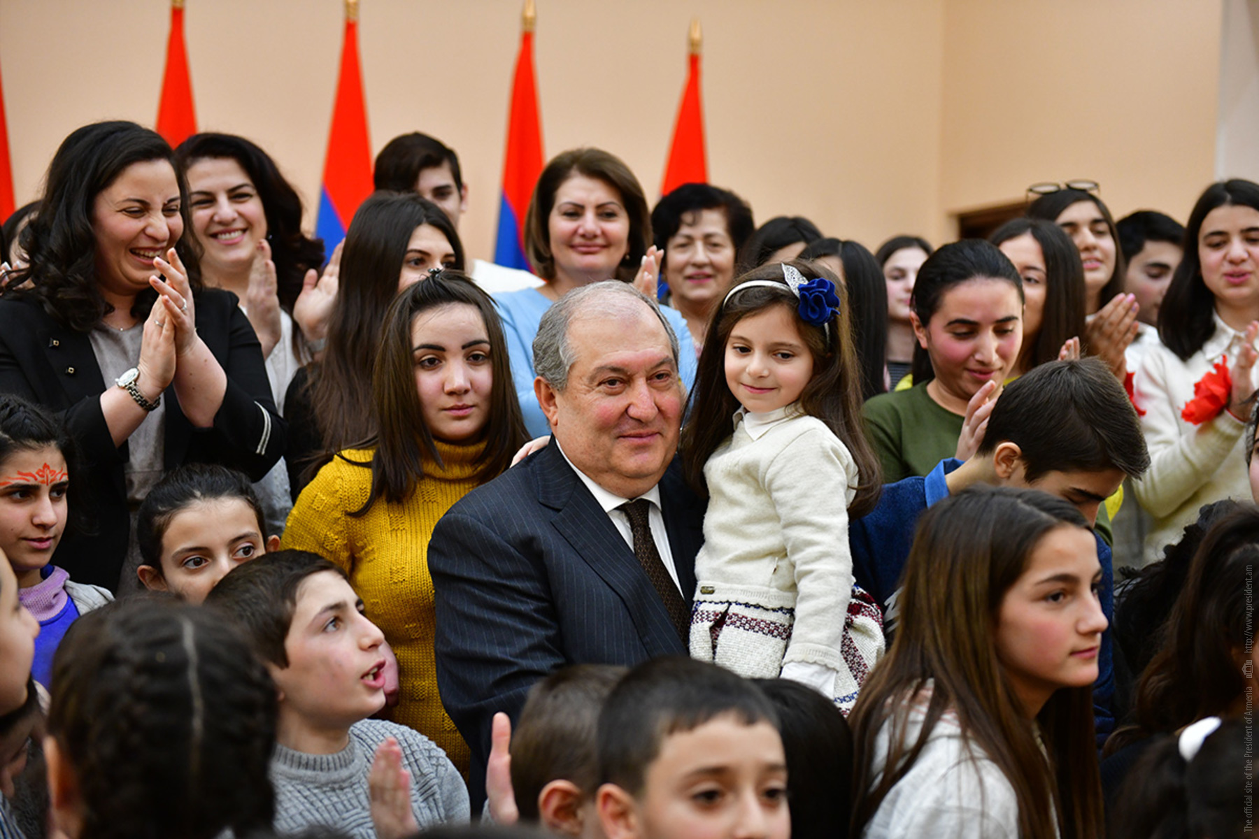 Ереван с детьми. Детдом в Ереване. Детский дом в Армении. Армении Ереван детский дом.