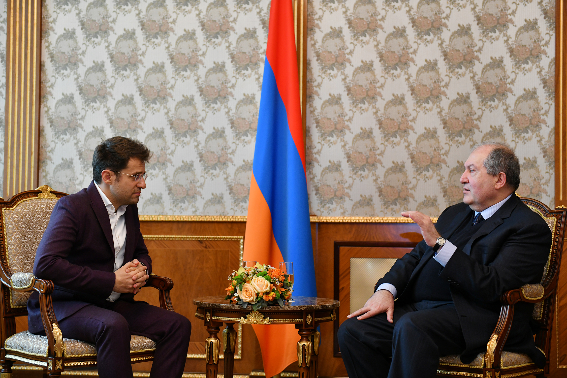 Армения принимает мир. Председатель армянского землячества. Сын президента Армении. Сколько охранников у президента Армении.