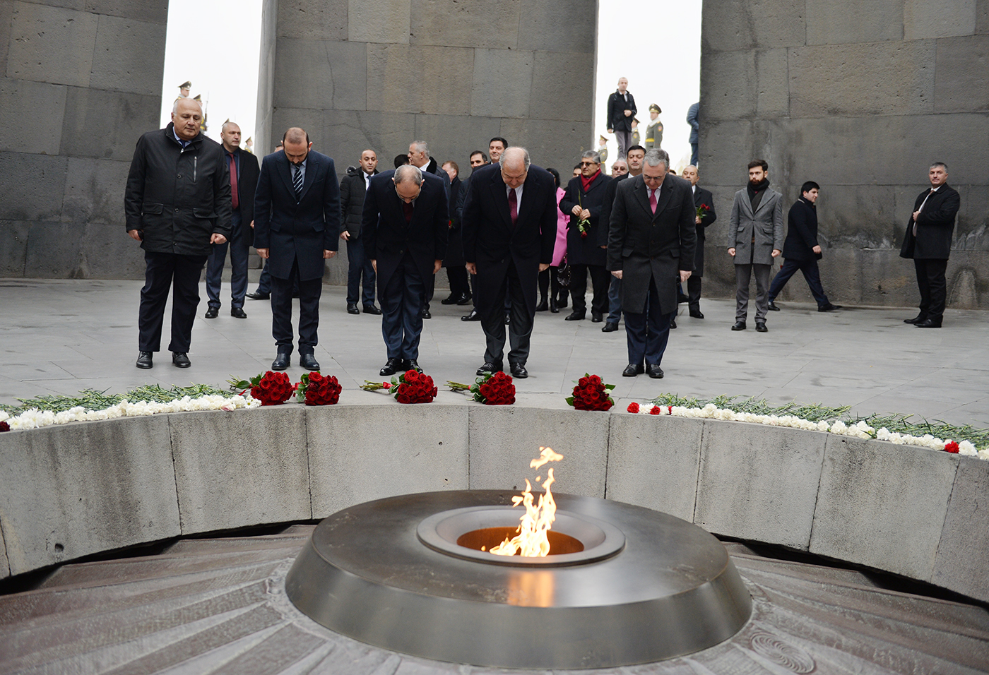 День памяти жертв геноцида армян. Цицернакаберд Армения. Мемориальный комплекс Цицернакаберд. Цицернакаберд 1915. Цицернакаберд геноцид.