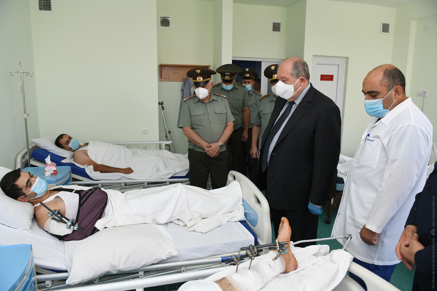 Российские раненые в госпитале. Военный госпиталь Армения. Раненый солдат в госпитале.